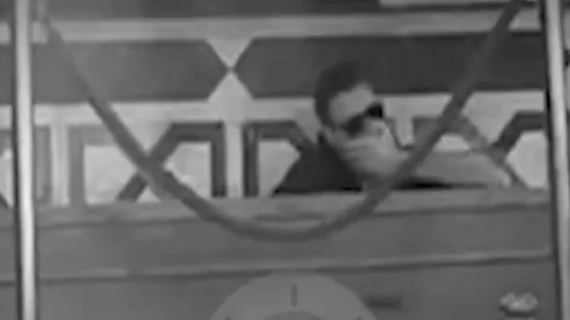 أحمد السعدني يبكي بجوار نعش والده.. فيديو