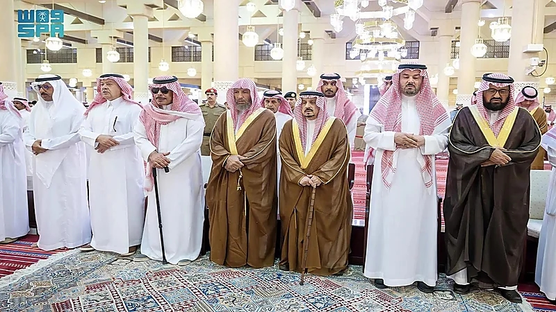 أمير الرياض يؤدي صلاة الميت على صاحب السمو الملكي الأمير منصور بن بدر .. صور