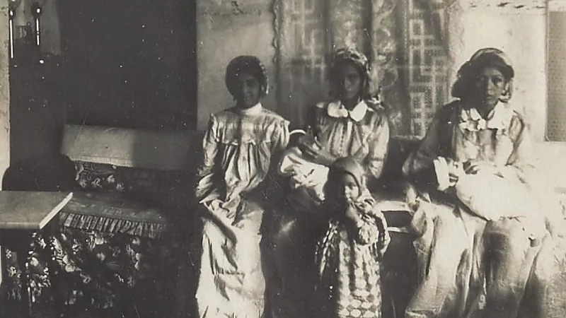 صورة نادرة لعائلة في أحد بيوت جدة قبل 117 عاماً .. صورة