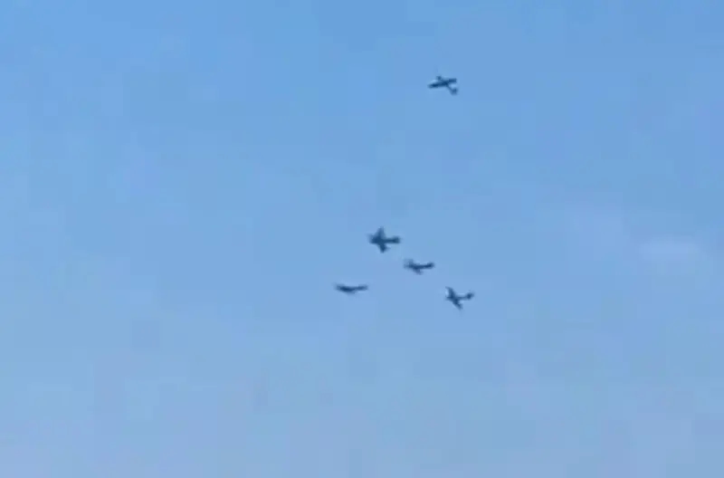 تصادم طائرتين خلال عرض جوي ومقتل الطيار .. فيديو