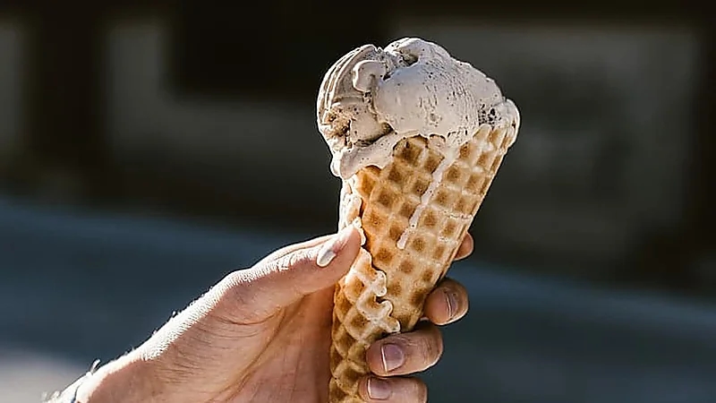 مشهد صادم .. رجل يعثر على إصبع بشرية في آيس كريم ! .. فيديو