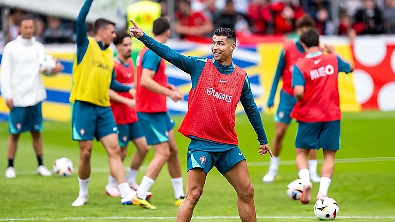 حارس البرتغال يتصدي لمشجع حاول الاقتراب من رونالدو .. فيديو