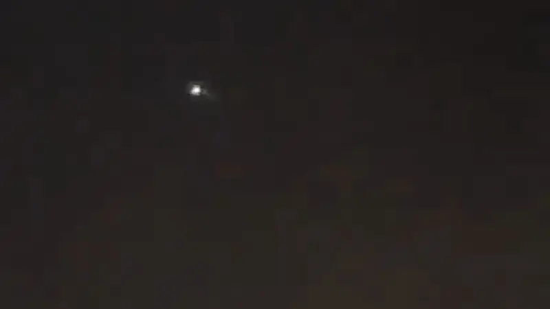 قوات الأمن تقطع الطريق على حافلة بها حجاج بدون تصاريح . فيديو