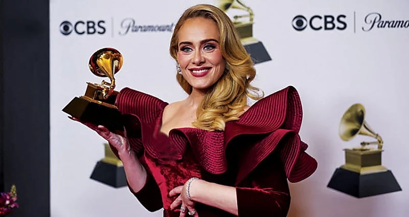 ايدل تنفعل على الجمهور وتصرخ "اخرسوا"