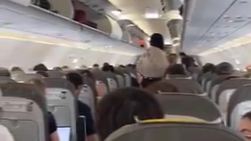 احتجاز ركاب طائرة متوجهة إلى برلين بسبب انقطاع التيار الكهربائي العالمي..فيديو