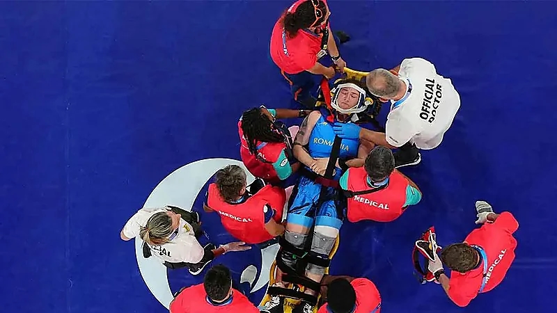 إصابة خطيرة لمصارعة رومانية في أولمبياد باريس .. صور وفيديو