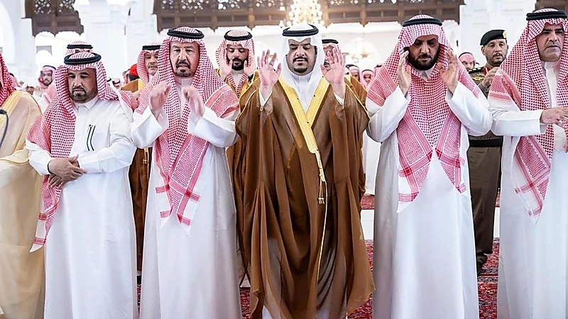 نائب أمير الرياض يؤدي صلاة الميت على هذال بن سعيدان