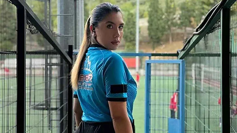 أردا غولر يظهر مع الحكمة"إليف كارا أرسلان" بعد فوز منتخب بلاده على أيسلندا