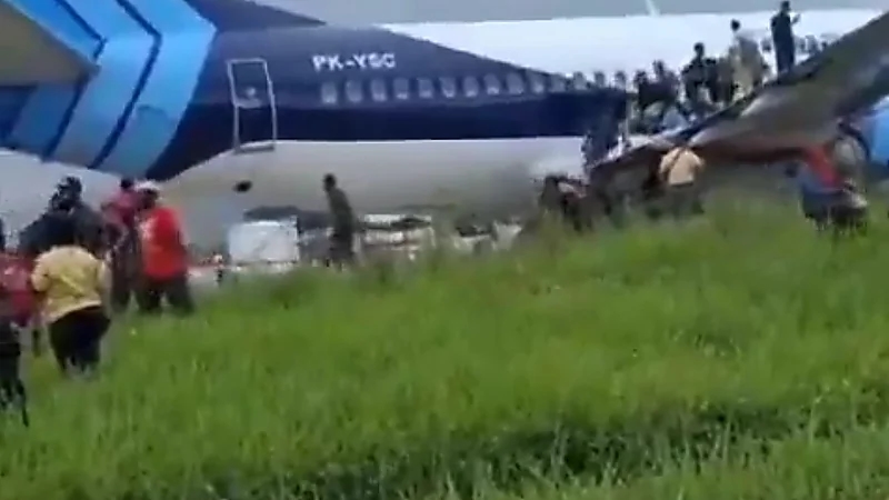 إخلاء طائرة بإندونيسيا نتيجة لهب صادر عن خلل محركها ... فيديو