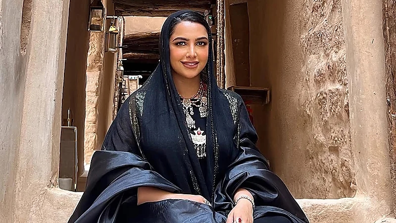 بعد شائعات الطلاق "نجلاء الودعاني" من دون حجاب .. صورة