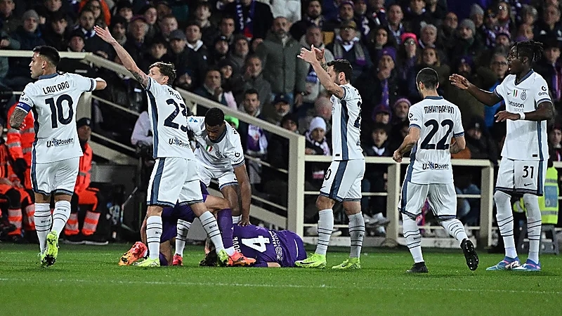 إيقاف مباراة في الدوري الإيطالي بعد إصابة مرعبة وسط بكاء اللاعبين .. فيديو