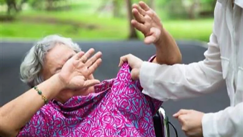 عجوز تُرسل عصابة خطيرة إلى السجن بعدما حاولوا اغتصابها