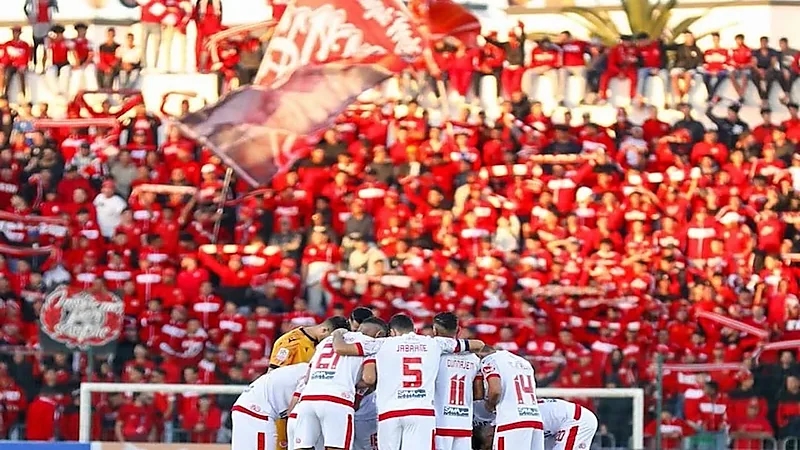 مدرب الوداد يستنكر الاعتداء على لاعبيه بالحجارة