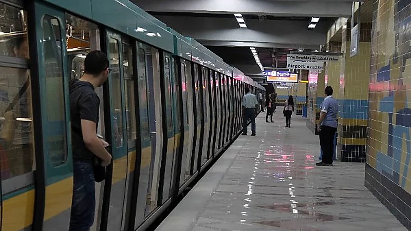 مصري يتجرد من ملابسه داخل محطة مترو