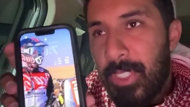 شاب سعودي يوصل جوال لمشارك في داكار2025 بعد أن فقده ..فيديو