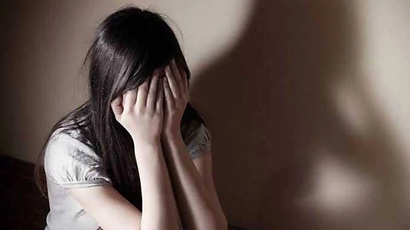 القبض على عامل اغتصب شقيقته وأنجب منها طفلا