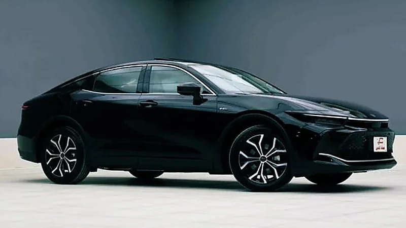 مواصفات وسعر سيارة تويوتا كراون 2025 .. فيديو