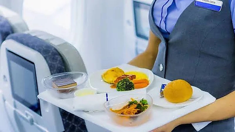 دراسة توضح سبب اختلاف نكهة الطعام أثناء الطيران