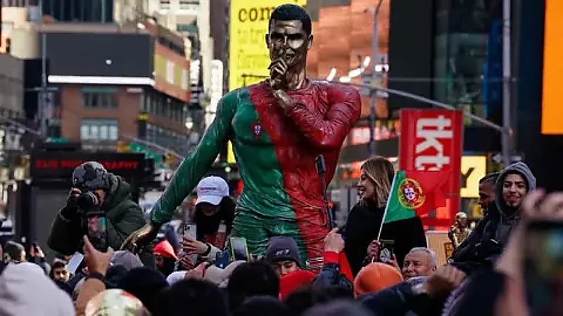 احتفال عشاق رونالدو بعيد ميلاده بتايمز سكوير .. فيديو