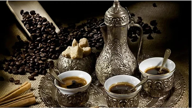 اخصائي تغذية يكشف عن فوائد مذهلة للقهوة العربية.. فيديو