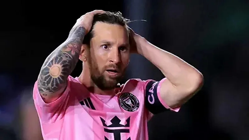 ميسي في ورطة بعد اعتدائه على الحكم  ..  فيديو