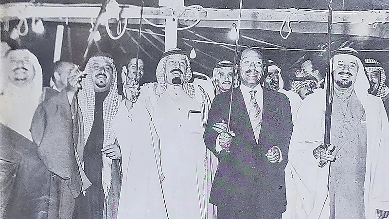 الملك خالد والرئيس أنور السادات يرقصان العرضة في صورة نادرة