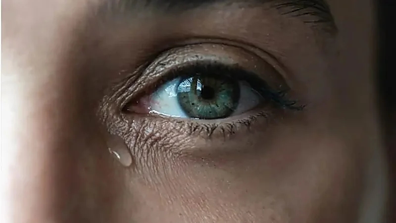 فتاة تعاني من مرض نادر يحول دموعها إلى سائل حارق