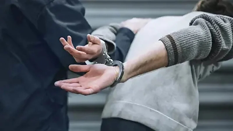 ركاب يهاجمون موظفي المطار بالقهوة بعد تأخرهم عن الرحلة.. فيديو