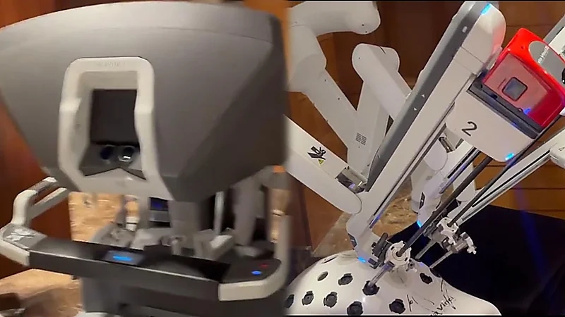 طبيب يوضح كيف تعمل الروبوتات في العمليات الجراحية؟.. فيديو