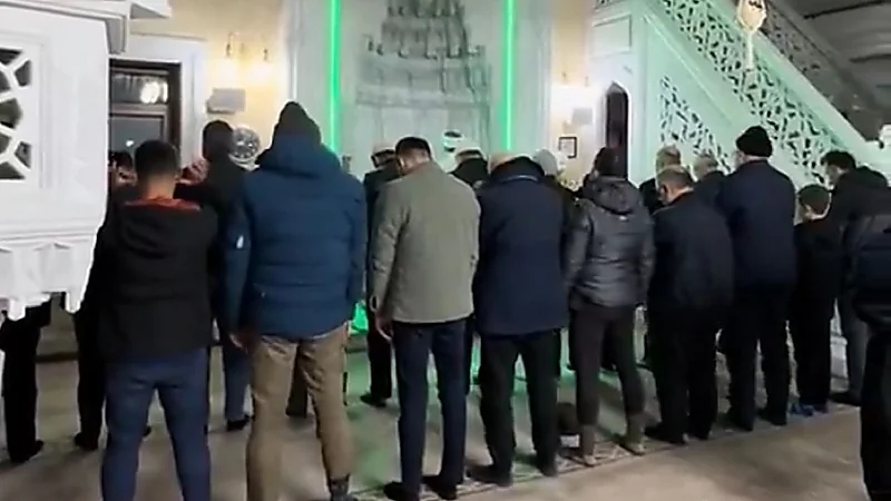 أسرع صلاة تراويح تثير الجدل في تركيا ..فيديو