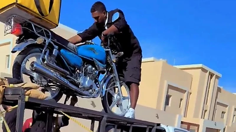 لحظة تنفيذ مغامر سعودي لمشهد خطير في شباب البومب... فيديو
