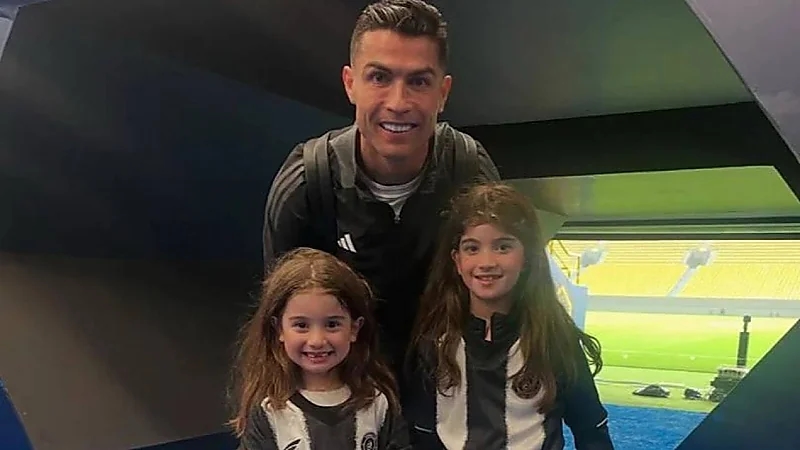 رونالدو يهدي قميصه لحفيدتي مدرب الشباب