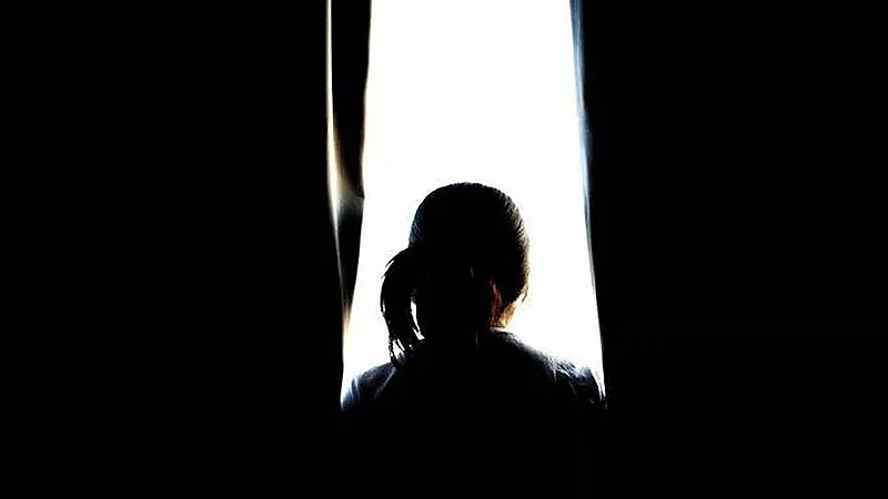 احتجاز فنانة شهيرة لدى جارتها يثير الرأي العام في الجزائر