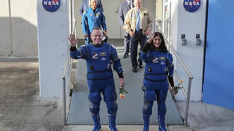 ‎مركبة سبيس إكس تصل محطة الفضاء لإعادة الرائدين العالقين.. فيديو