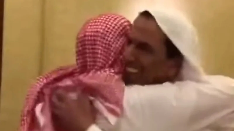 مسن يستعيد ذكريات لقائه بأصدقائه بعد أكثر من 70 عامًا .. فيديو