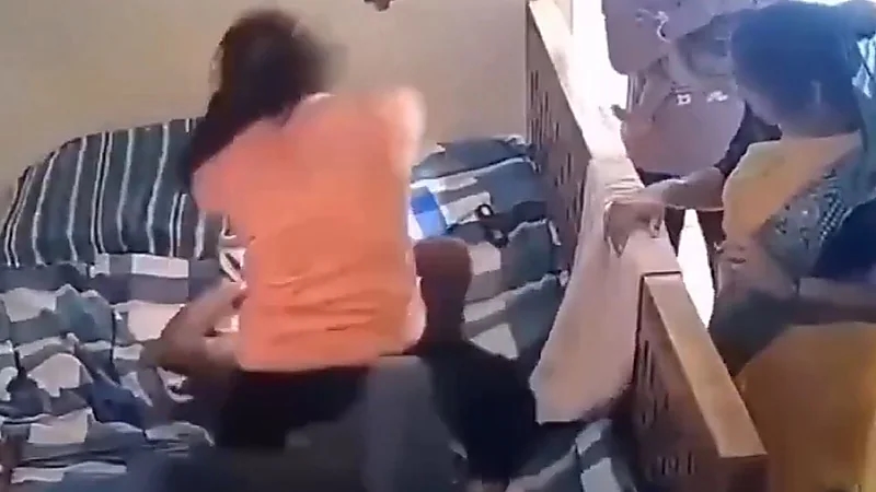 هندي يوثق اعتداء زوجته عليه ويطلب المساعدة ..فيديو