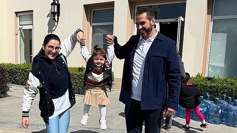 شام الذهبي وزوجها مع ابنتهما في أول يوم حضانة ..صور