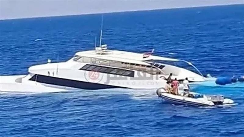 انقاذ 14 راكبًا من الغرق بعد اصطدام مركب سياحي بالشعاب المرجانية