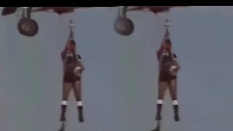 مقطع نادر لحكم مباراة الاتحاد والهلال يصل الملعب عبر إنزال جوي قبل 40 عام.. فيديو