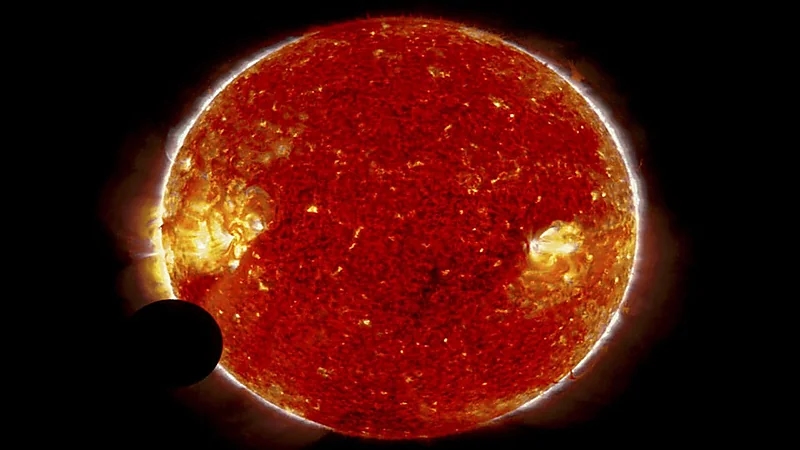 ناسا توضح حقيقة الجسم الغامض الذي مر أمام الشمس