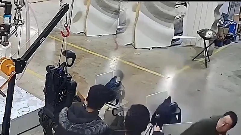 مشهد يحبس الأنفاس لروبوت ثائر كاد يقتل مبرمجيه ..فيديو