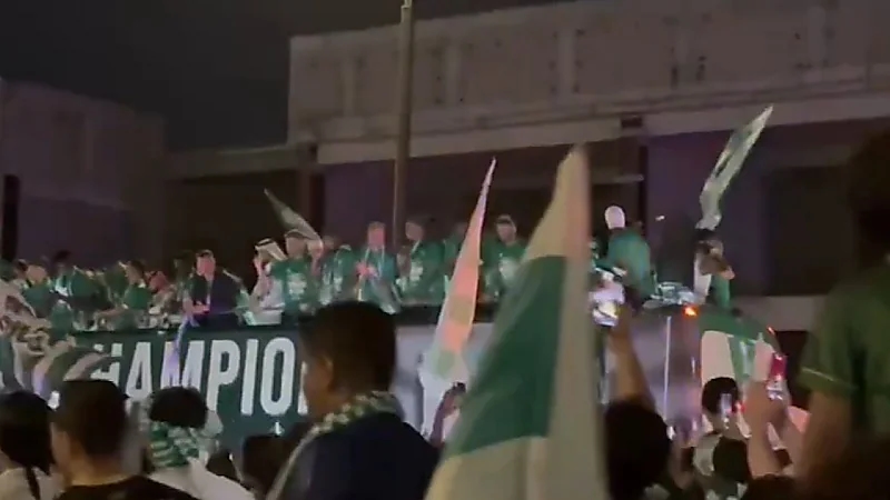 مسيرة للاعبي الأهلي مع الجماهير بعد التتويج الآسيوي.. فيديو