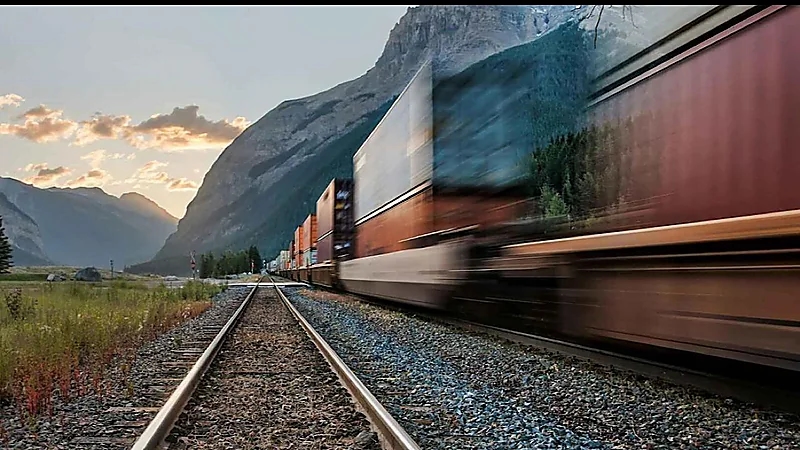 تحدٍ مميت قرب قطار كاد يودي بحياة شاب