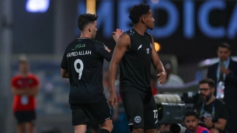 ردة فعل حمدالله مع جماهير الاهلي بعد طرده.. فيديو