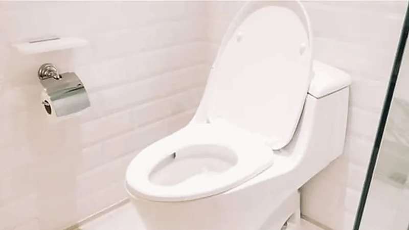 انفجار مفاجئ في مرحاض يصيب شابًا بحروق خطيرة