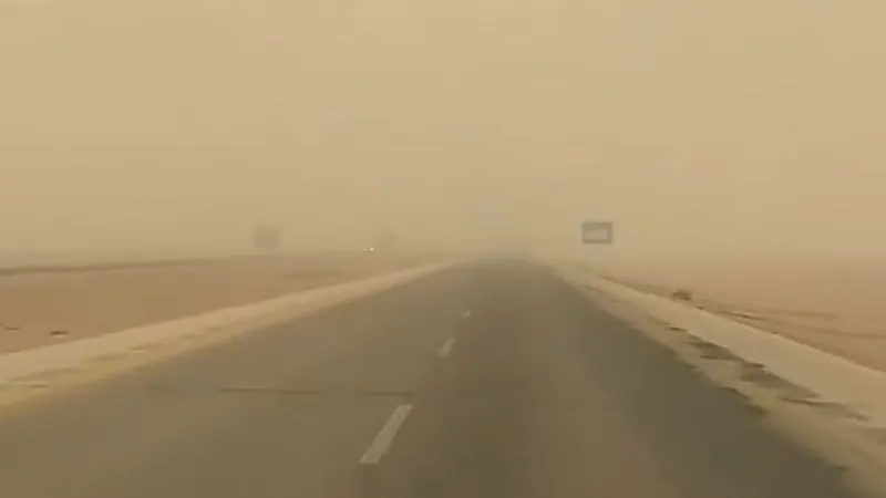 غبار كثيف يغطّي سماء حفر الباطن ..فيديو