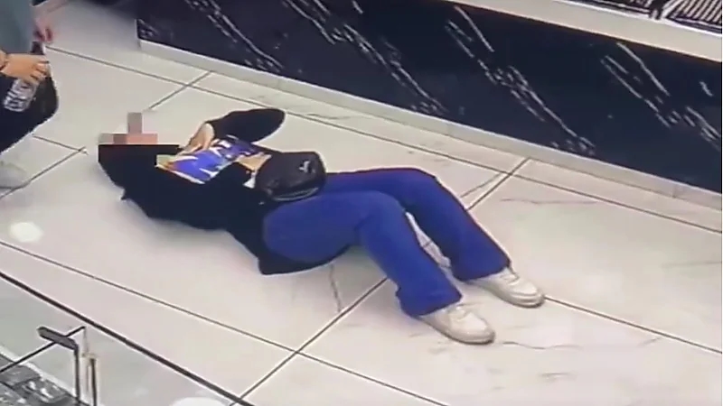 فتاة تفقد وعيها داخل محل ذهب بعد اكتشاف تزوير زوجها.. فيديو