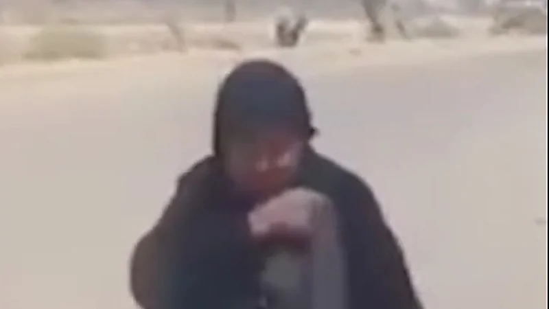 أبناء يلقون بأمهم المسنة في الشارع بالديوانية .. فيديو