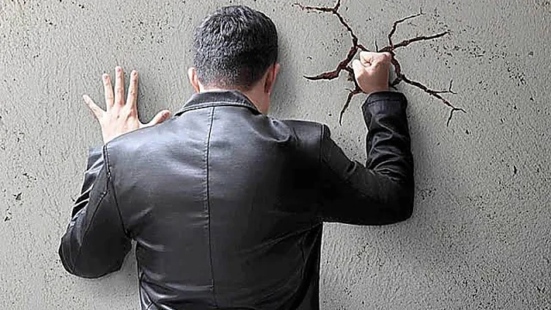 مختص يكشف علامات تدل على الإصابة بالكبت النفسي .. فيديو