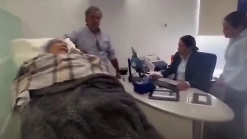 تعنت موظفة يجبر عجوز على الذهاب لبنك علي سرير مستشفى ..فيديو